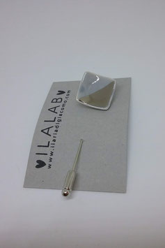 Spilla quadrata decorata con vetro grigio e platino brillante.