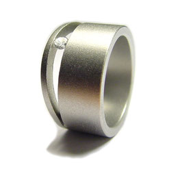 ANILLO DISPONIBLE EN TITANIO, ORO O PLATINO CON DIAMANTE EN TENSION