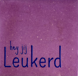 HEY JIJ LEUKERD (LILA TEGEL, DONKERBLAUWE-PAARSE TEKST) - YETT AGENTUREN