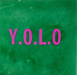 Y.O.L.O. (HARDGROENE TEGEL, ROZE TEKST) - YETT AGENTUREN