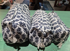 TOILETTAS / MAKE-UP TAS WIT MET BLAUWE BLOEMEN - UIT INDIA