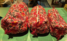 TOILETTAS / MAKE-UP TAS ROZE MET MAGENTAKLEURIGE BLOEMEN - UIT INDIA