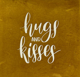 HUGS AND KISSES (OKER TEGEL, CREME TEKST) - YETT AGENTUREN