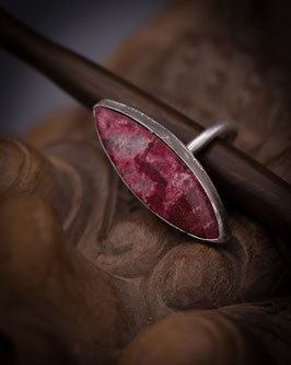 The Muse of the Sunken Salon | Thulite & Silver (935) - Size 56