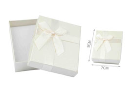 CAJA DE JOYERIA CADENA CON DIJE 7X9 CREMA 660039