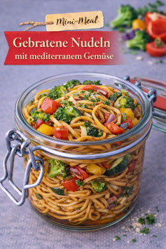 Gebratene Nudeln mit mediterranem Gemüse