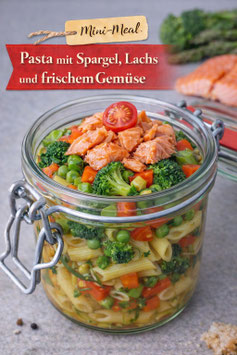 Pasta mit Spargel, Lachs und frischem Gemüse