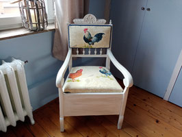 Fauteuil en bois beige et tissu motifs Poules et coqs