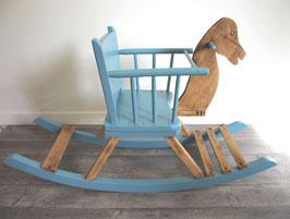 Cheval à bascule bleu et bois