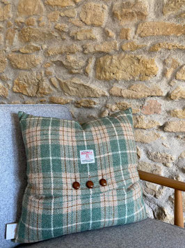 Hazelnut House Kissen aus Harris Tweed
