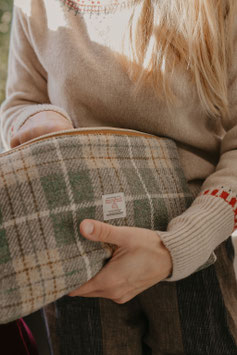 Hazelnut House Kulturtasche aus Harris Tweed