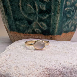 ring 14 karaats goud met ovale witte maansteen