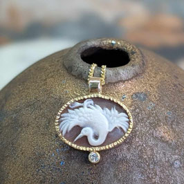 Hanger ikigai 14 karaats goud met camee met kraanvogel en diamant