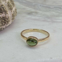 Ring 14 karaats goud met groene cabuchon geslepen toermalijn