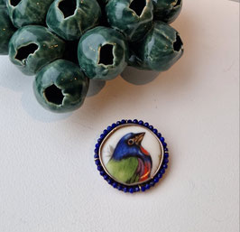 broche zilver met porselein plaatje met vogel en lapis lazuli kraaltjes rondom