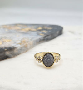 Ring goud met handgesneden maansteen en diamant