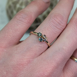 ring 14 krt goud met groene saffier, toermalijn en diamant