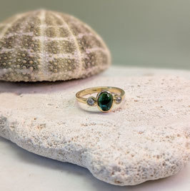 Ring 14 karaats goud met cabuchon geslepen groene toermalijn en ros geslepen diamant