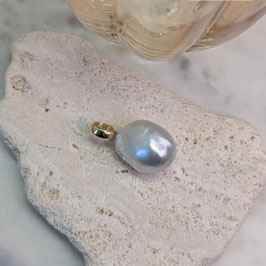 Hanger van 14 krt goud met grote witte barok zoetwater parel
