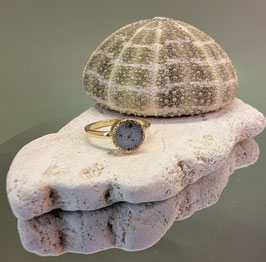 Ring 14 karaats goud met ronde witte druzy quartz