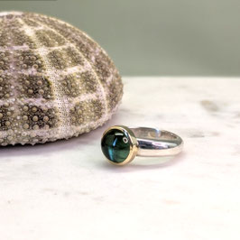 ring zilver met mooie groene toermalijn gezet in 14 krt goud