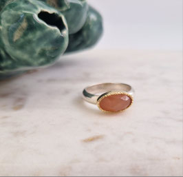 Ring zilver met peach maansteen gezet in 14 karaats gouden zetting