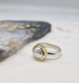 Ring zilver met goud en barok parel