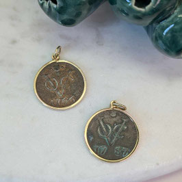 Hanger van oude VOC munt met gouden rand