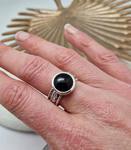 Ring zilver bewerkt met ronde onyx