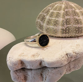 Ring zilver met zwarte druzy quartz in 14 krt gouden zetting