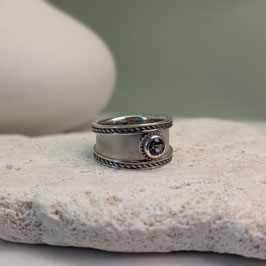 Ring zilver brede band met ronde paarse spinel