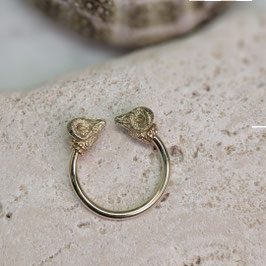 Ring 14 krt goud met ramskoppen
