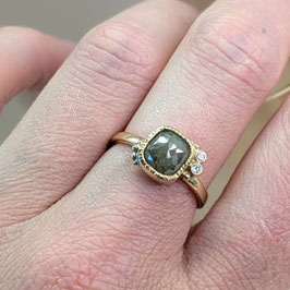 Ring 14 karaats goud met kussen vorm roosgeslpenen bruine opaak diamant, met granulles en diamant