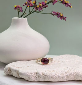 Ring 14 karaats goud met roze toermalijn en diamant