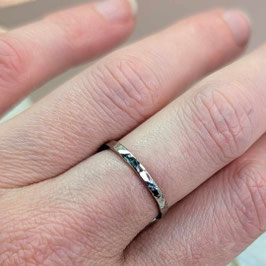 Ring witgoud gehamerd