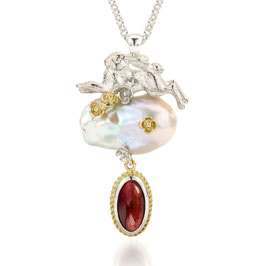 collier running rabbit zilver met 14 krt gouden accenten, barok parel en roze toermalijn