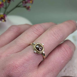 ring 14 karaats goud met bruine roosgeslepen diamant en rondom 4x witte diamant