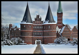 Holstentor im Winter, Motiv: 0631, in einem Massivholzrahmen