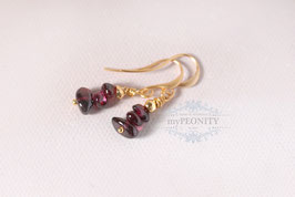 Granatnuggets und goldener Pyrit Ohrringe