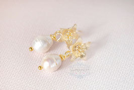 Feminine Ohrringe mit Blüten und Perlen