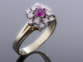 Ring bicolor mit Rubin und Diamanten