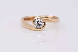 Ring aus 750'°°° Roségold mit Brillant Curved-Collection