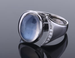 Ring mit Ceylon-Mondstein und Brillanten aus Platin