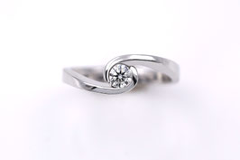 Ring aus 750'°°° Weißgold mit Brillant Curved-Collection
