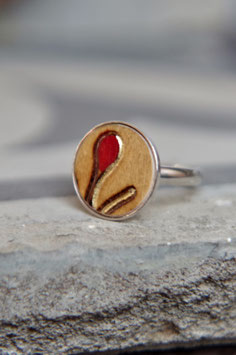 Ring aus antikem Holzteller und Silber – mit Blattgold veredelt