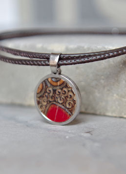 Kette Anhänger aus recyceltem Holz und Gold