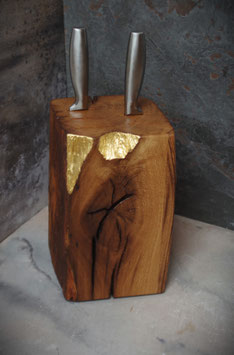 Messerblock aus Holz – alte Fachwerk-Eiche mit Blattgold, Astwuchs und originaler Balkenoberfläche