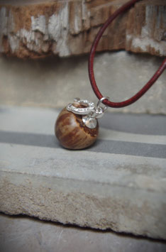 Haselnuss-Anhänger mit Hufeisen-Charm aus 925 Silber