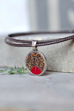 Unikat-Anhänger aus altem Holzteller – Edelstahl Ø 18 mm, Lederkette, Geschenkbox