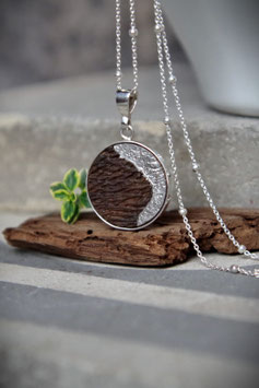 Holzschmuck: Anhänger aus alter Eiche mit Platin-Inlay – 20 mm, 925 Silber